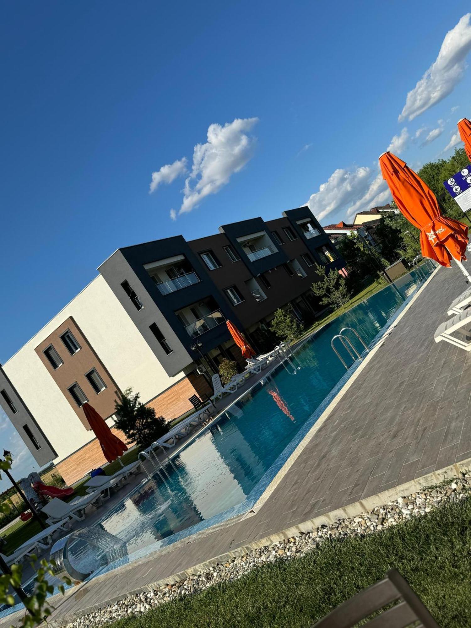 Libertatii Gardens Poolside Airport&Therme أوتوبين المظهر الخارجي الصورة